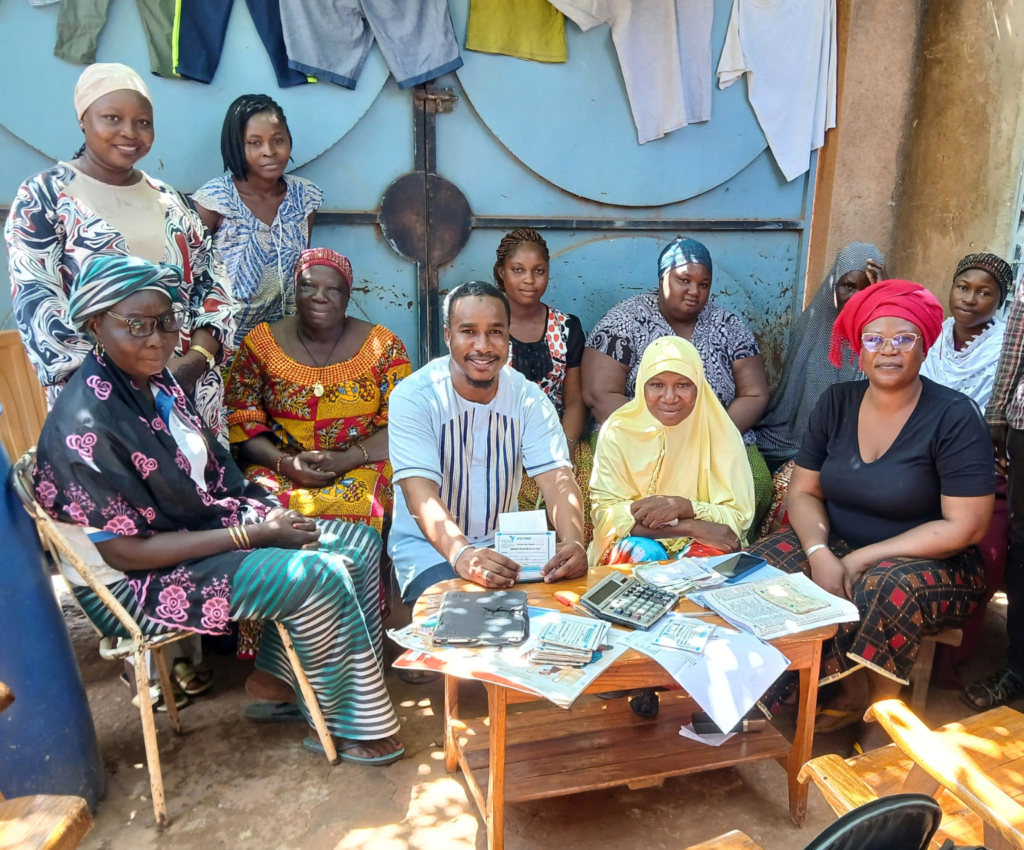 Réunion de bénéficiaires de Yikri, au Burkina Faso, en présence de Mouadji Ka