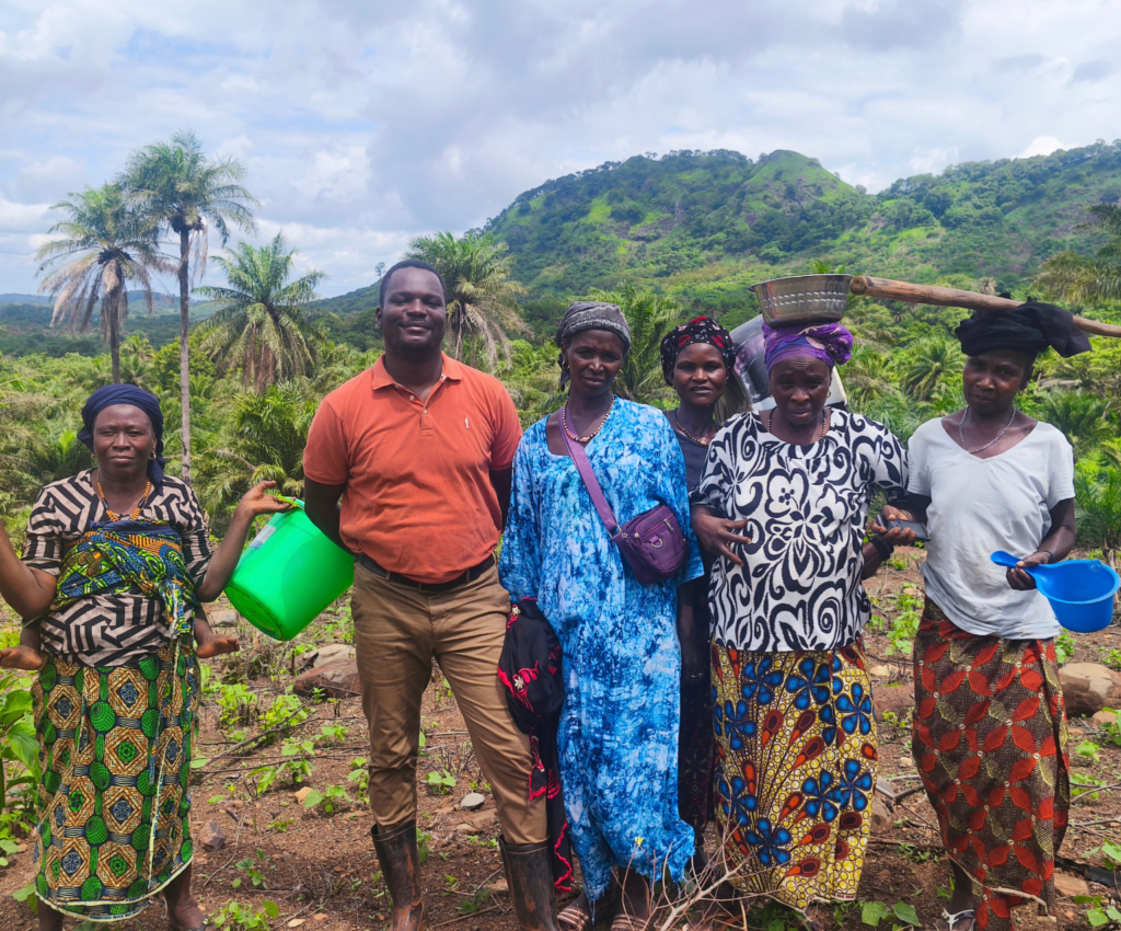 Alex Kadjomou rend visite à des agricultrices en zone rurale, en Guinée