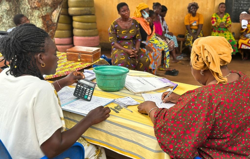 deux femmes vérifient des comptes avec un cahier et une calculatrice